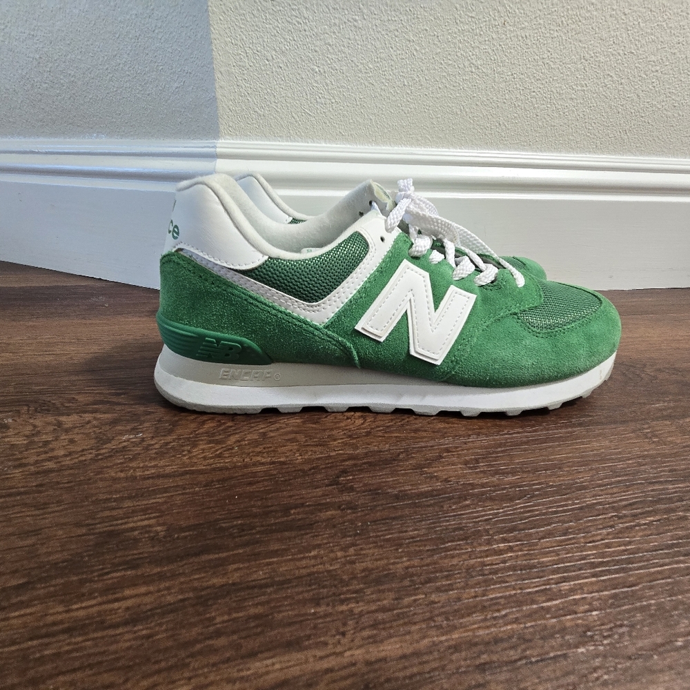 MENS 8.5 New Balance sneakers